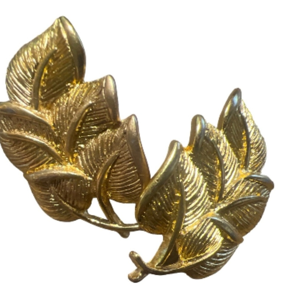 Napier Vintage Leaf Pattern Gold Tone Pierced Earring